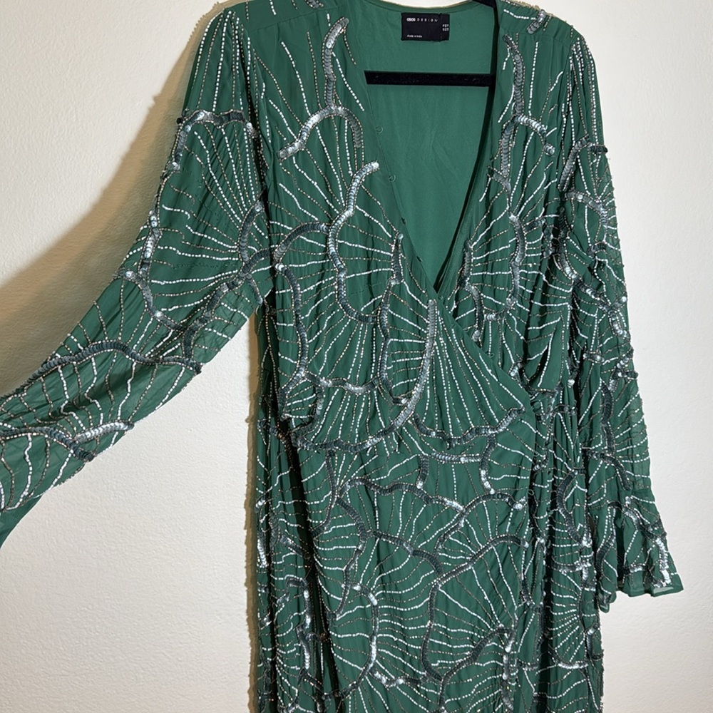 ASOS design 14 embellished wrap midi dress with scallop design in green - Picture 10 of 14